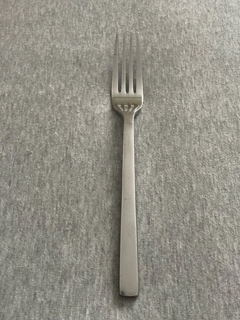 Oneida Chef’s Table Stainless Steel Dinner Fork in Silver - Classic Flatware